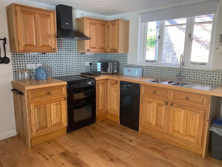 Cottage With Outstanding Views Velindre  Екстер'єр фото